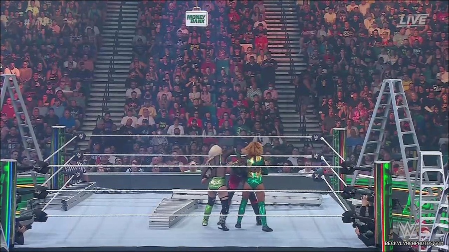 WWE_Money_In_The_Bank_2022_720p_WEB_h264-HEEL_mp4_000825987.jpg