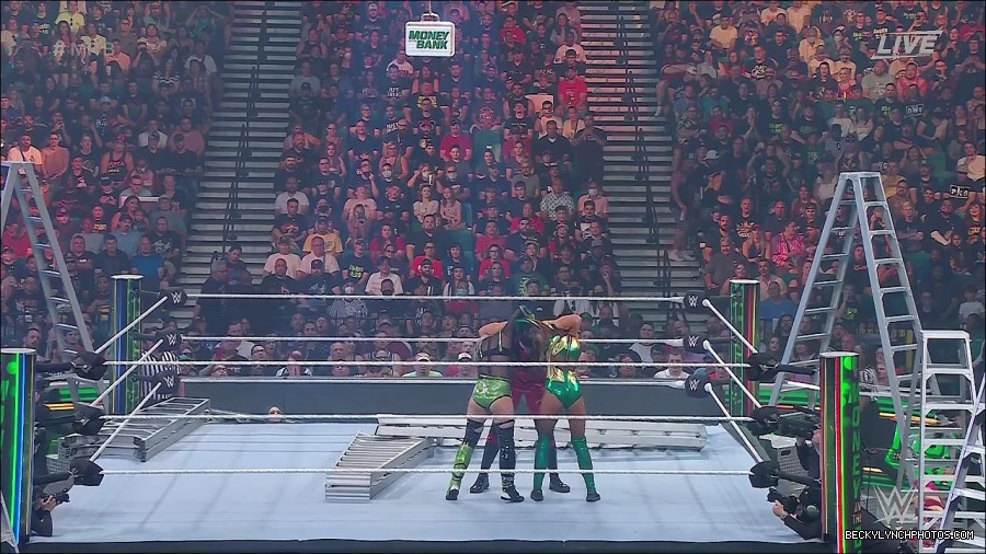 WWE_Money_In_The_Bank_2022_720p_WEB_h264-HEEL_mp4_000829187.jpg