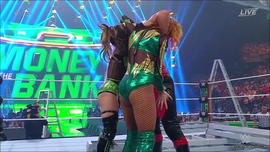 WWE_Money_In_The_Bank_2022_720p_WEB_h264-HEEL_mp4_000830787.jpg