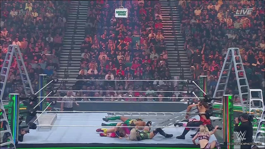 WWE_Money_In_The_Bank_2022_720p_WEB_h264-HEEL_mp4_000937987.jpg