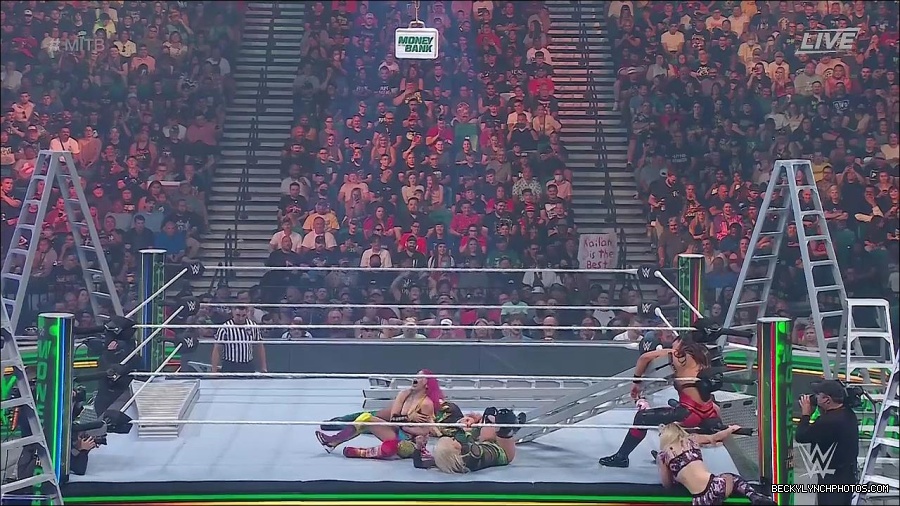 WWE_Money_In_The_Bank_2022_720p_WEB_h264-HEEL_mp4_000938787.jpg