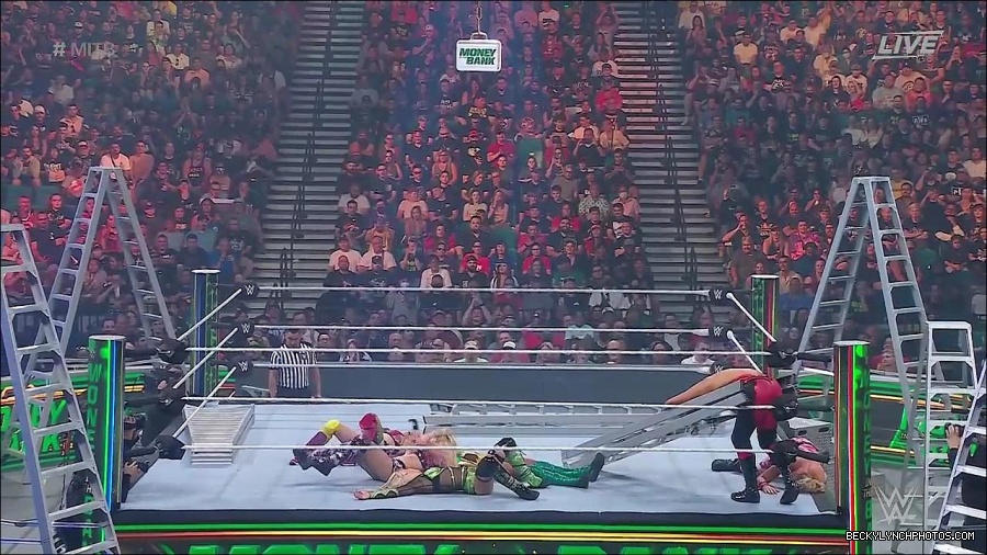 WWE_Money_In_The_Bank_2022_720p_WEB_h264-HEEL_mp4_000953587.jpg