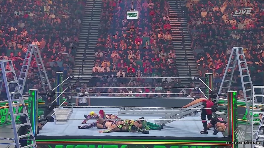 WWE_Money_In_The_Bank_2022_720p_WEB_h264-HEEL_mp4_000955587.jpg
