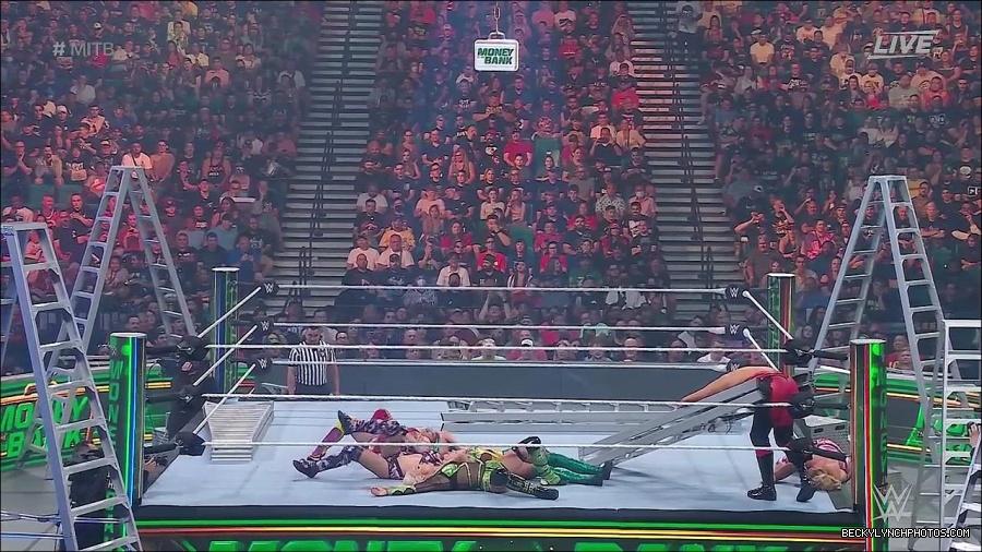 WWE_Money_In_The_Bank_2022_720p_WEB_h264-HEEL_mp4_000955987.jpg