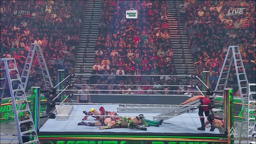 WWE_Money_In_The_Bank_2022_720p_WEB_h264-HEEL_mp4_000957187.jpg