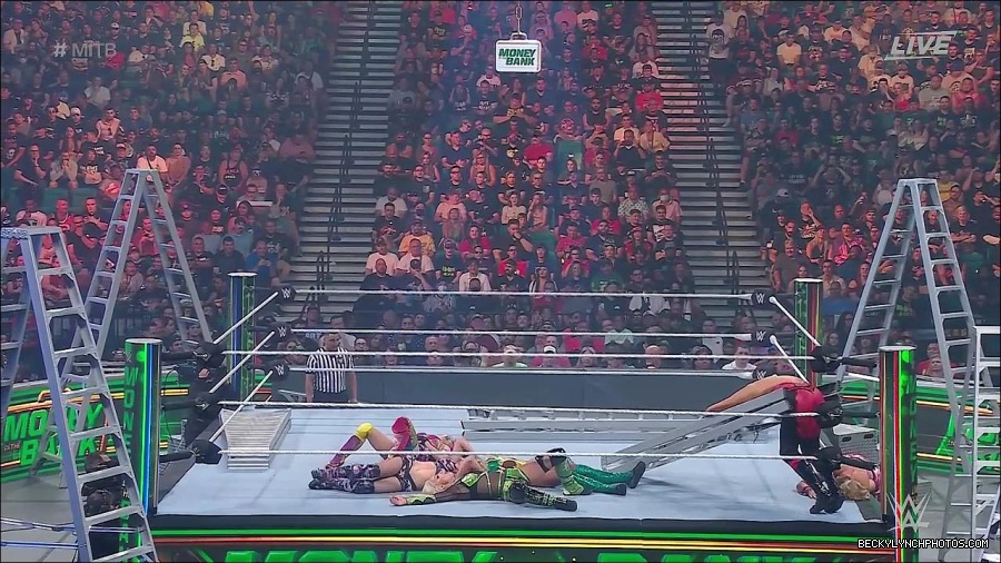 WWE_Money_In_The_Bank_2022_720p_WEB_h264-HEEL_mp4_000957987.jpg