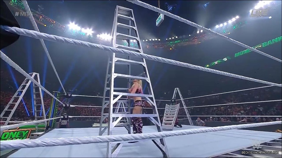 WWE_Money_In_The_Bank_2022_720p_WEB_h264-HEEL_mp4_000979987.jpg
