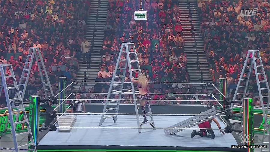WWE_Money_In_The_Bank_2022_720p_WEB_h264-HEEL_mp4_000986387.jpg