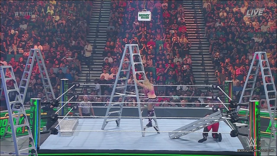 WWE_Money_In_The_Bank_2022_720p_WEB_h264-HEEL_mp4_000987187.jpg