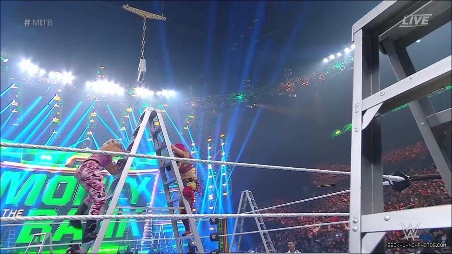 WWE_Money_In_The_Bank_2022_720p_WEB_h264-HEEL_mp4_001080787.jpg