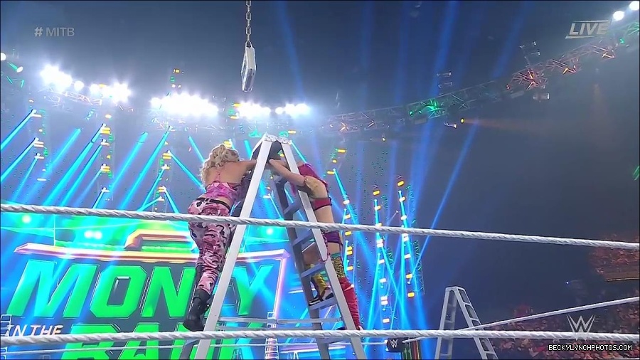 WWE_Money_In_The_Bank_2022_720p_WEB_h264-HEEL_mp4_001084387.jpg