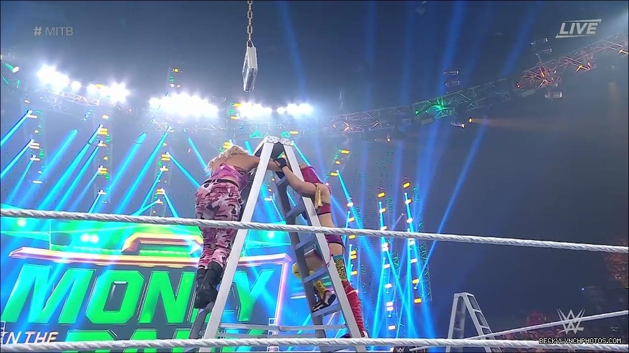 WWE_Money_In_The_Bank_2022_720p_WEB_h264-HEEL_mp4_001085187.jpg