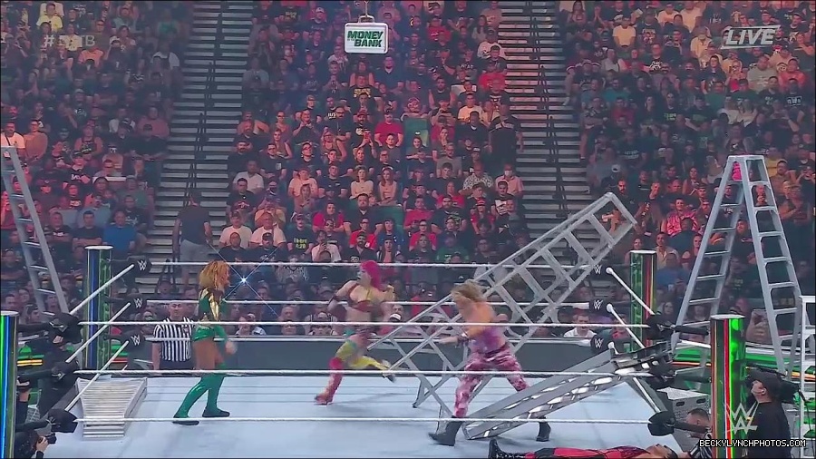 WWE_Money_In_The_Bank_2022_720p_WEB_h264-HEEL_mp4_001093187.jpg