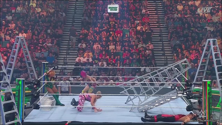 WWE_Money_In_The_Bank_2022_720p_WEB_h264-HEEL_mp4_001099187.jpg
