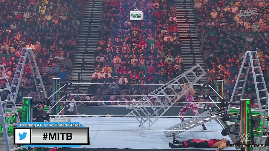 WWE_Money_In_The_Bank_2022_720p_WEB_h264-HEEL_mp4_001120654.jpg