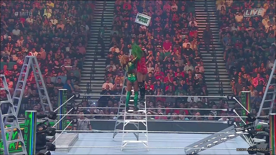 WWE_Money_In_The_Bank_2022_720p_WEB_h264-HEEL_mp4_001313854.jpg