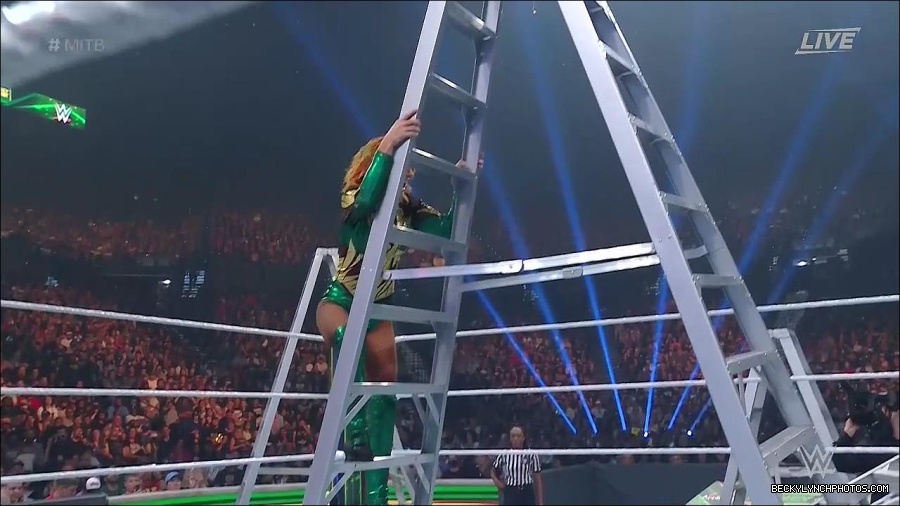 WWE_Money_In_The_Bank_2022_720p_WEB_h264-HEEL_mp4_001327854.jpg