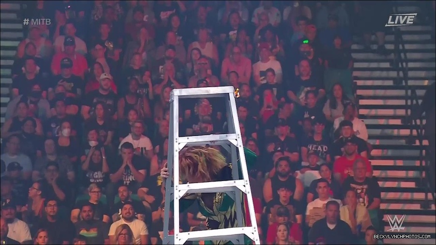 WWE_Money_In_The_Bank_2022_720p_WEB_h264-HEEL_mp4_001331854.jpg