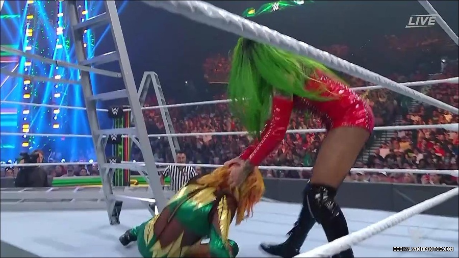 WWE_Money_In_The_Bank_2022_720p_WEB_h264-HEEL_mp4_001343854.jpg