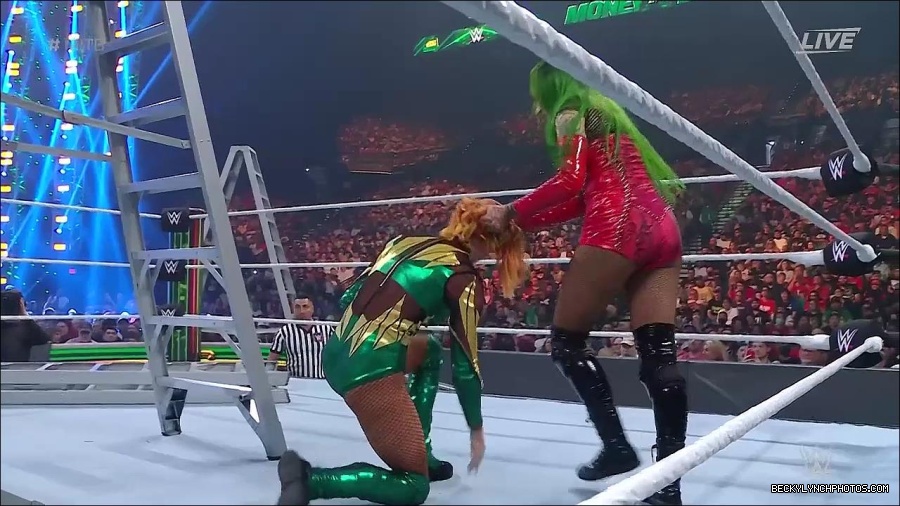 WWE_Money_In_The_Bank_2022_720p_WEB_h264-HEEL_mp4_001344654.jpg