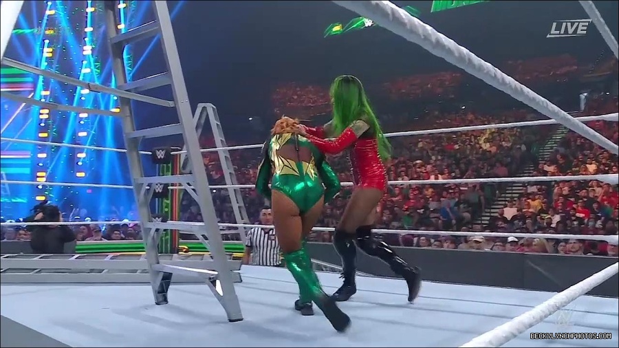 WWE_Money_In_The_Bank_2022_720p_WEB_h264-HEEL_mp4_001345454.jpg