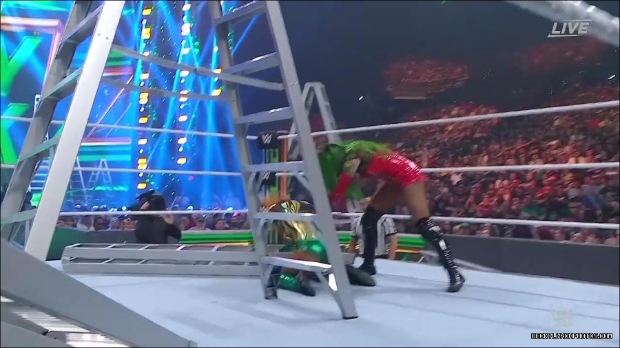 WWE_Money_In_The_Bank_2022_720p_WEB_h264-HEEL_mp4_001346254.jpg