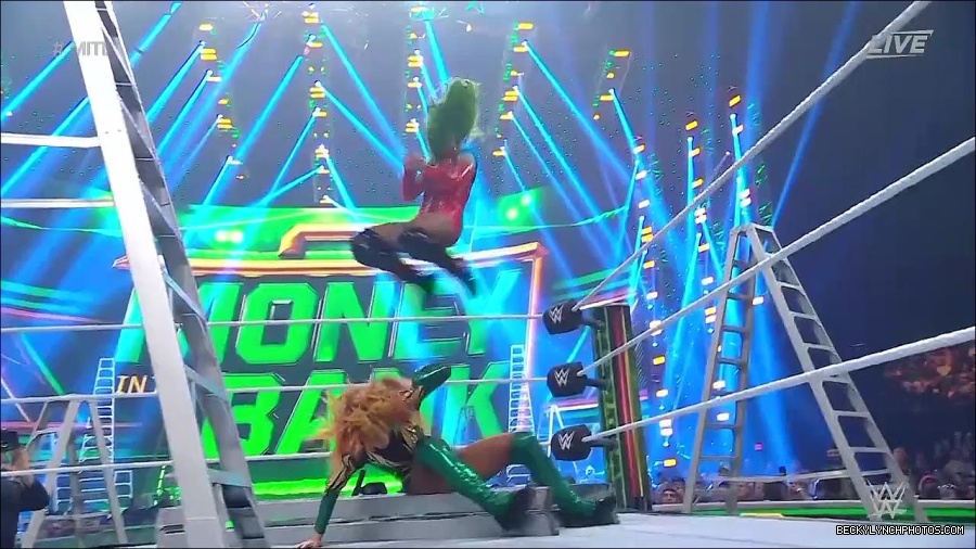WWE_Money_In_The_Bank_2022_720p_WEB_h264-HEEL_mp4_001366654.jpg
