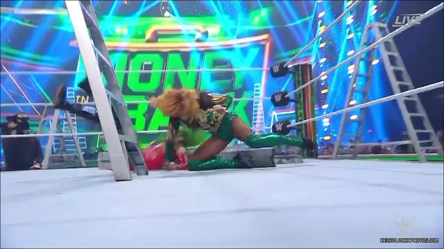 WWE_Money_In_The_Bank_2022_720p_WEB_h264-HEEL_mp4_001367054.jpg