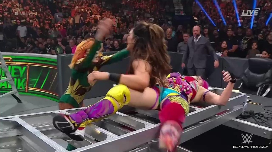 WWE_Money_In_The_Bank_2022_720p_WEB_h264-HEEL_mp4_001502587.jpg