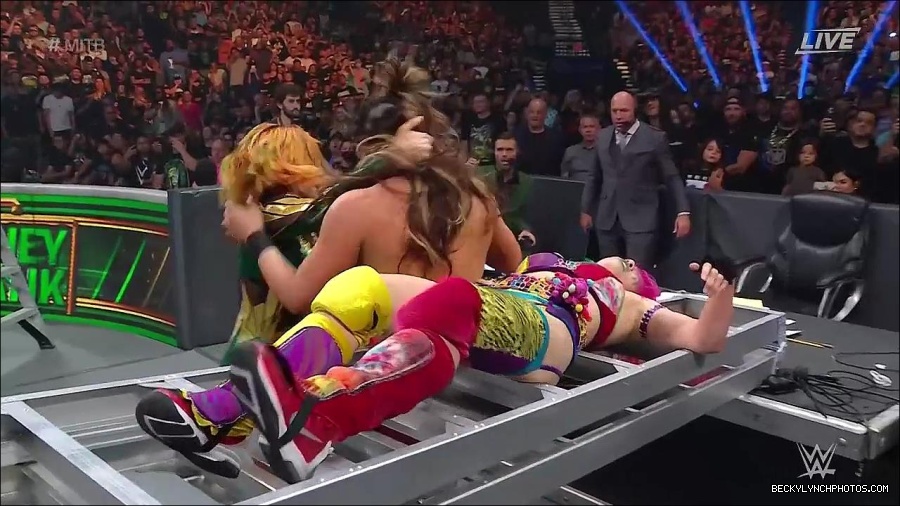 WWE_Money_In_The_Bank_2022_720p_WEB_h264-HEEL_mp4_001502987.jpg