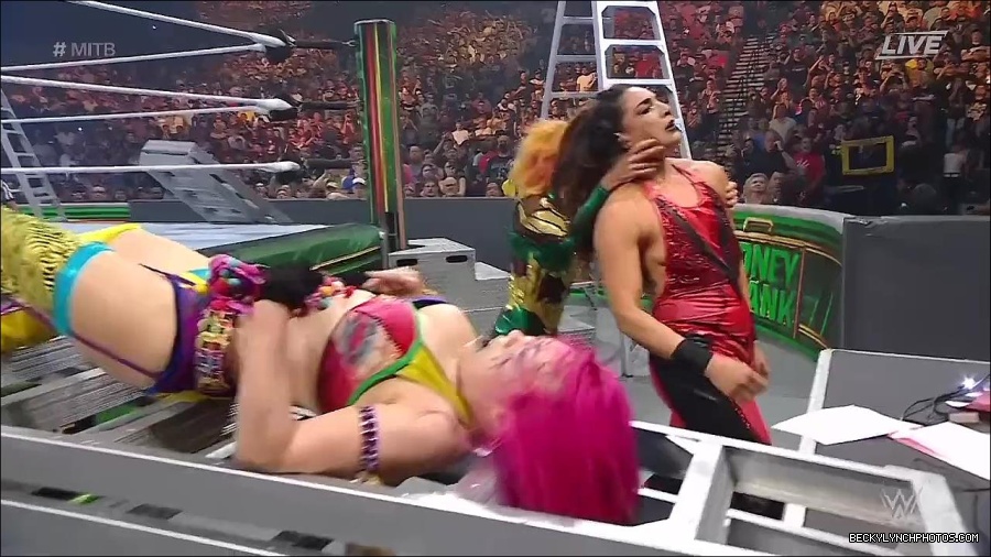 WWE_Money_In_The_Bank_2022_720p_WEB_h264-HEEL_mp4_001504587.jpg