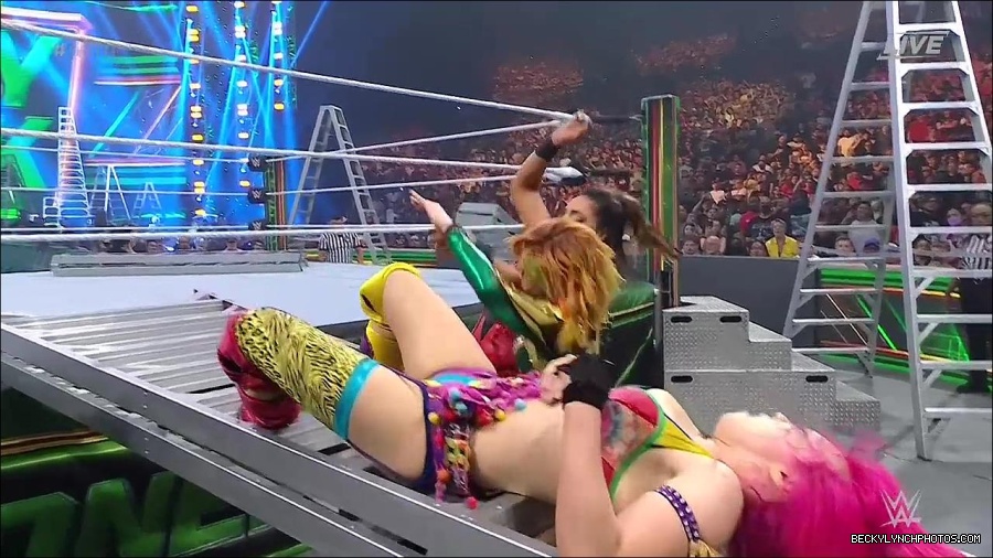 WWE_Money_In_The_Bank_2022_720p_WEB_h264-HEEL_mp4_001506987.jpg