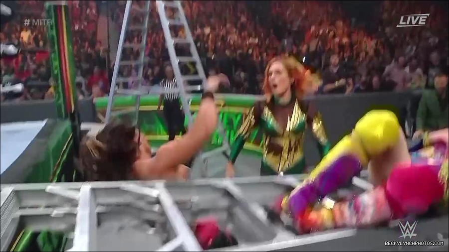 WWE_Money_In_The_Bank_2022_720p_WEB_h264-HEEL_mp4_001507787.jpg
