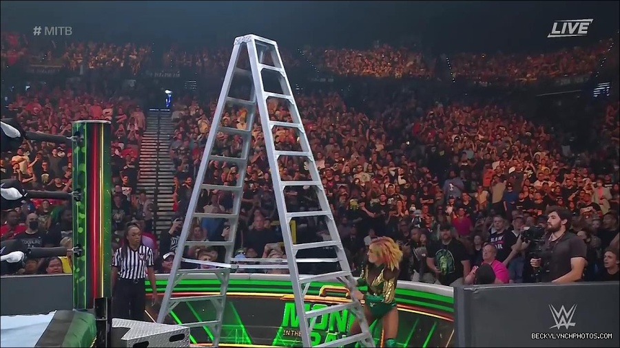 WWE_Money_In_The_Bank_2022_720p_WEB_h264-HEEL_mp4_001515387.jpg