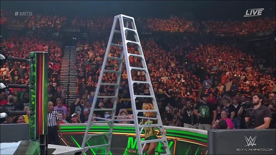 WWE_Money_In_The_Bank_2022_720p_WEB_h264-HEEL_mp4_001516187.jpg