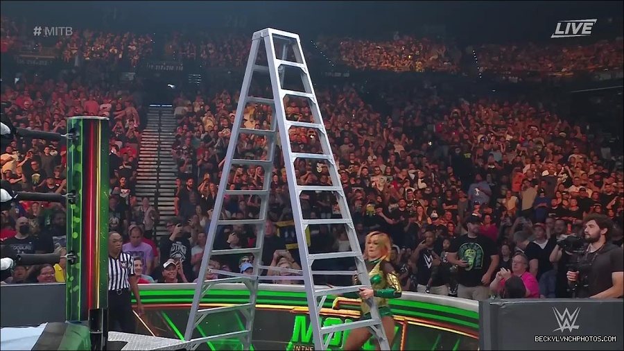 WWE_Money_In_The_Bank_2022_720p_WEB_h264-HEEL_mp4_001516587.jpg