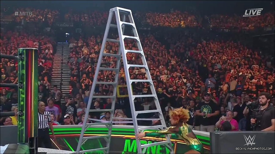WWE_Money_In_The_Bank_2022_720p_WEB_h264-HEEL_mp4_001517387.jpg