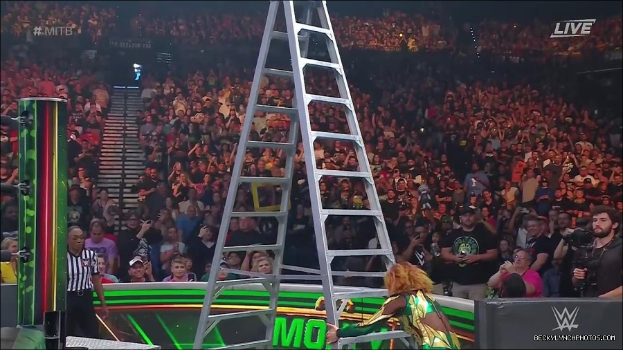 WWE_Money_In_The_Bank_2022_720p_WEB_h264-HEEL_mp4_001518187.jpg