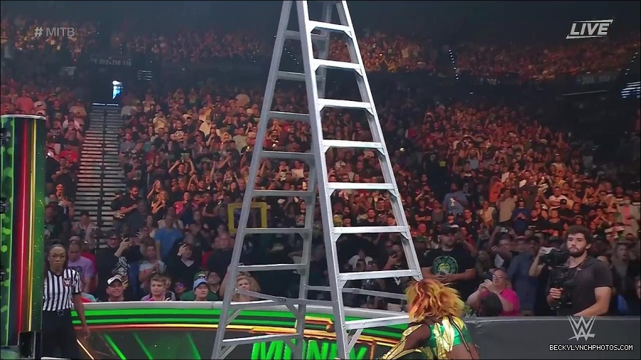 WWE_Money_In_The_Bank_2022_720p_WEB_h264-HEEL_mp4_001518987.jpg