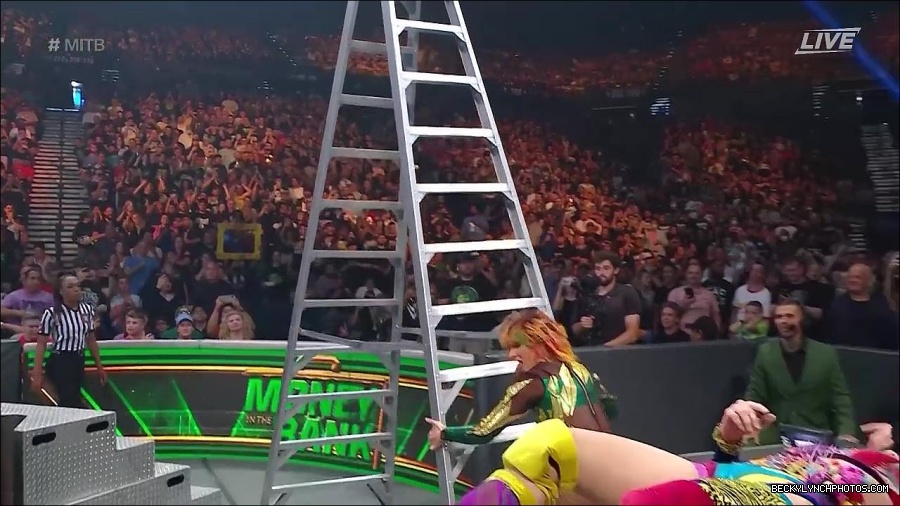 WWE_Money_In_The_Bank_2022_720p_WEB_h264-HEEL_mp4_001520187.jpg