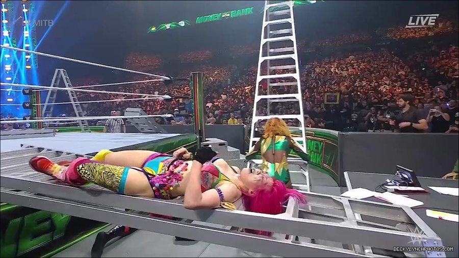 WWE_Money_In_The_Bank_2022_720p_WEB_h264-HEEL_mp4_001520587.jpg