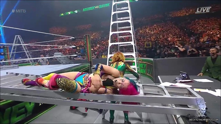 WWE_Money_In_The_Bank_2022_720p_WEB_h264-HEEL_mp4_001521387.jpg