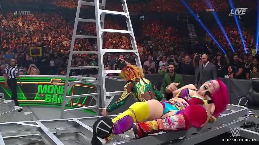 WWE_Money_In_The_Bank_2022_720p_WEB_h264-HEEL_mp4_001521787.jpg
