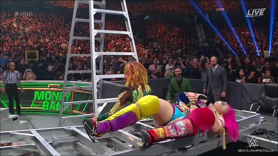 WWE_Money_In_The_Bank_2022_720p_WEB_h264-HEEL_mp4_001522587.jpg