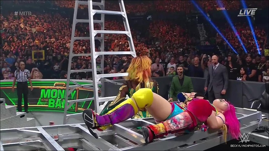 WWE_Money_In_The_Bank_2022_720p_WEB_h264-HEEL_mp4_001522987.jpg