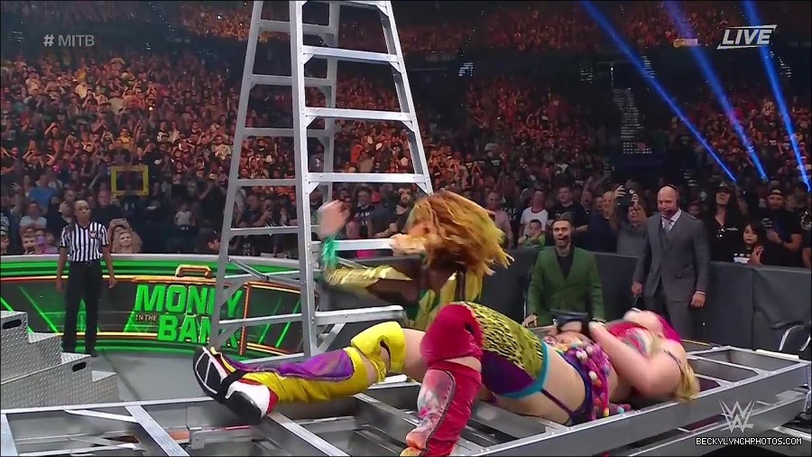 WWE_Money_In_The_Bank_2022_720p_WEB_h264-HEEL_mp4_001524187.jpg