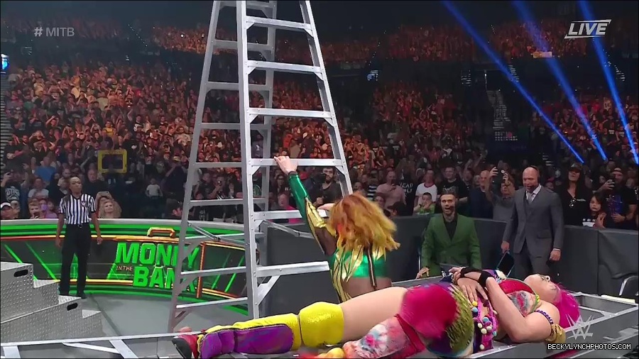 WWE_Money_In_The_Bank_2022_720p_WEB_h264-HEEL_mp4_001524587.jpg