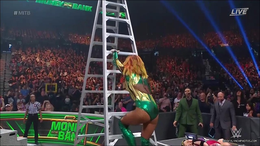 WWE_Money_In_The_Bank_2022_720p_WEB_h264-HEEL_mp4_001525787.jpg