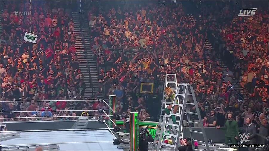 WWE_Money_In_The_Bank_2022_720p_WEB_h264-HEEL_mp4_001527787.jpg