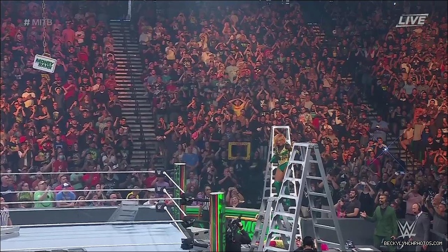 WWE_Money_In_The_Bank_2022_720p_WEB_h264-HEEL_mp4_001528987.jpg